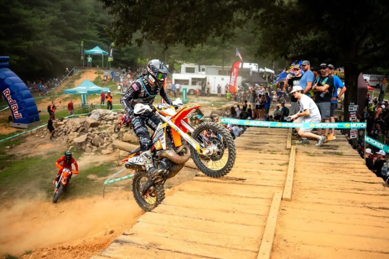 Sam Silvey riding over the log obstacles at the Red Bull Tennessee Knockout